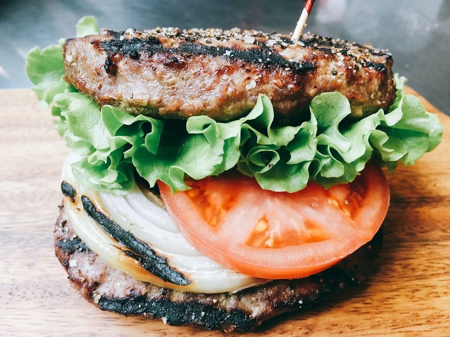 新登場‼︎ 熟成プレミアムバーガー（2929バーガー）（1.450円）