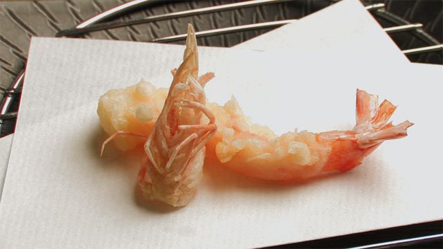 毎日築地より直送 季節感溢れる旬のネタ（魚介類は毎日築地市場より直送便で仕入れ、鮮度を大切にしています。 特に当店の看板商品の車海老はお揚げする直前まで専用の水槽で泳いでいたものを使用しています。 穴子は生きている新鮮な状態で開き、高温の油で揚げるので、嫌な泥臭さはまったくありません。 その他、きすや貝類などもほとんどの食材が生で召し上がれるものを衣をつけて火を通すことで、素材の旨みや甘みを引き出します。）