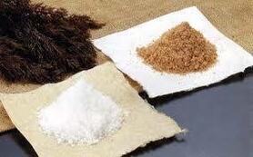 「藻塩（もじお）」と呼ばれる 海藻ごと精製した塩