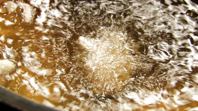 非焙煎胡麻油と綿実油の オリジナルブレンド（当店では「太白胡麻油」と呼ばれる非焙煎の透明な胡麻油と綿の実から抽出される「綿実油」をブレンドして使用しています。 胡麻油の芳醇な香りとコクを持ちながら、綿実油のサラッとした軽さ油ぎれの良さで、たくさん食べても後に残らない天ぷらがお揚げできます。）