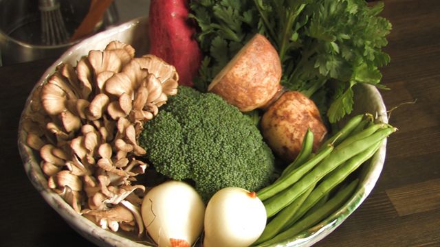 山梨の大地の恵みを いっぱいに浴びた新鮮野菜（1年を通じ地元で獲れた新鮮な有機野菜を中心に旬の野菜をお揚げしています。 県内の有機野菜生産者から直接仕入れることで、新鮮で安全な野菜を提供することができます。 それぞれの季節で美味しい時期に美味しい食材をお揚げするこで季節感を味わって頂くことを心がけています。）