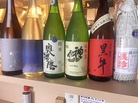 日本酒約40酒他、ワイン、焼酎、ビール、ハイボール、ソフトドリンクなど各種揃えております。
