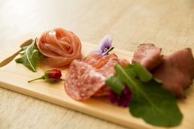 生ハムとサラミの盛り合わせ