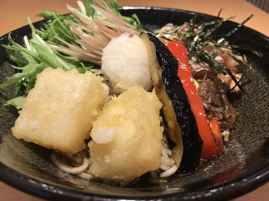 季節野菜と揚げもちそば（1850円）