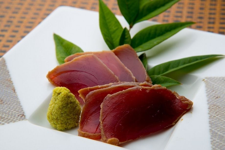 勝浦産 生マグロのヅケ（880円）