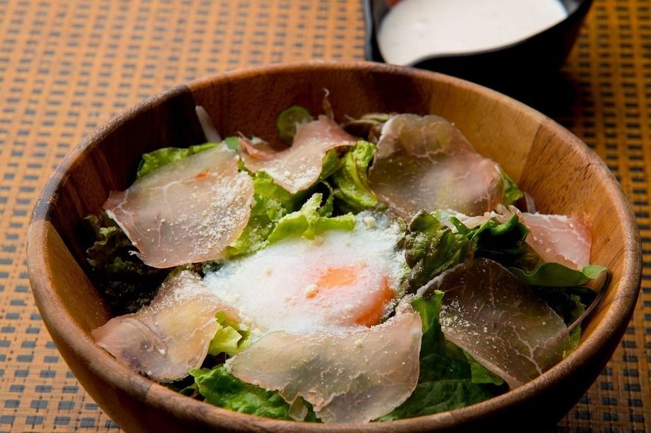 濃厚チーズの生ハムシーザーサラダ（690円）