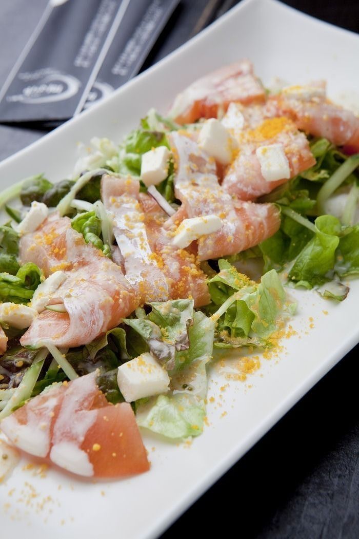 サーモンとクリームチーズのカルパッチョ（700円）