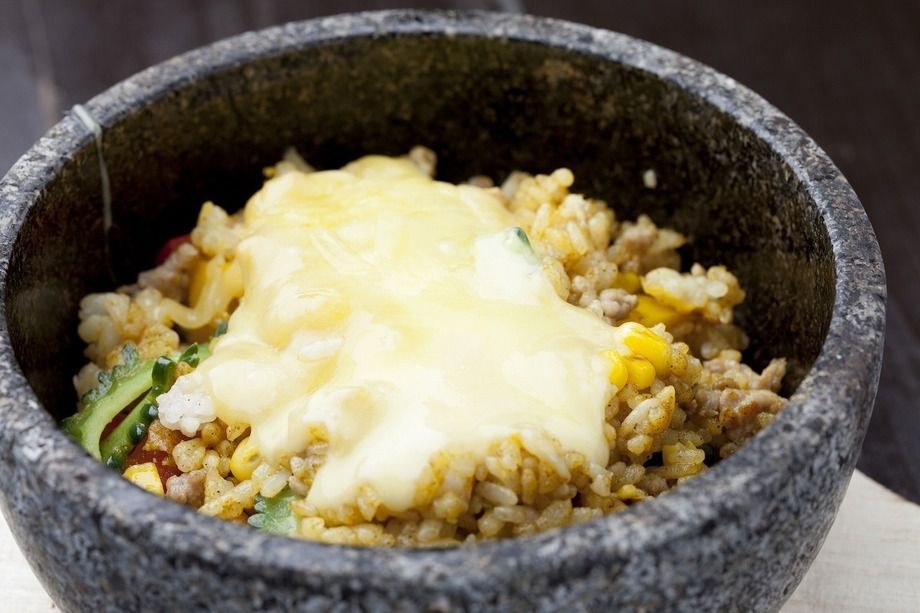 チーズたっぷり 石焼カレー炒飯（750円）