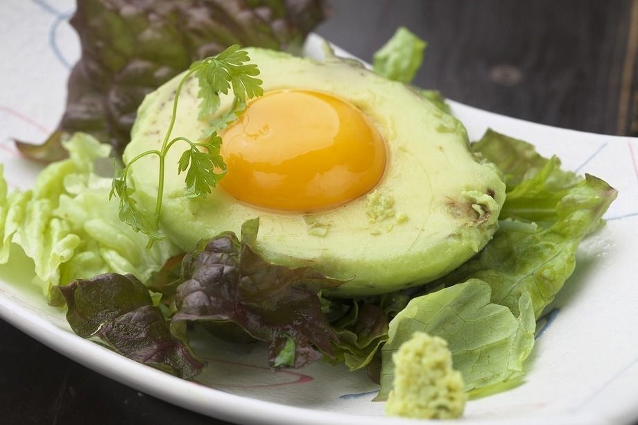 アボカド醤油　黄身のせ（450円）