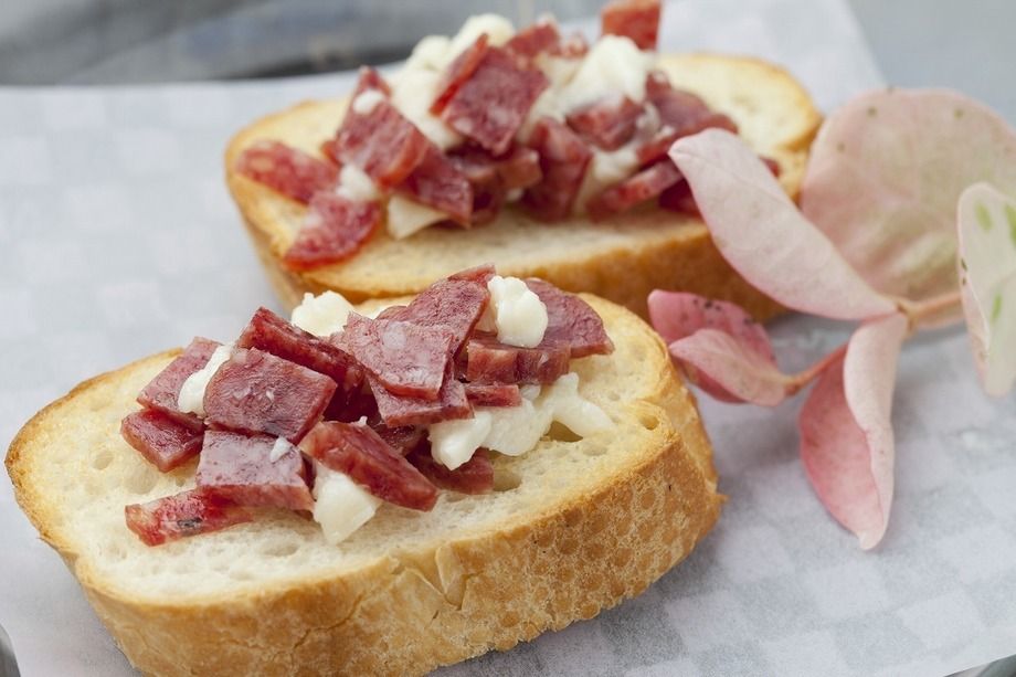 サラミとゴルゴンゾーラのブルスケッタ（450円）