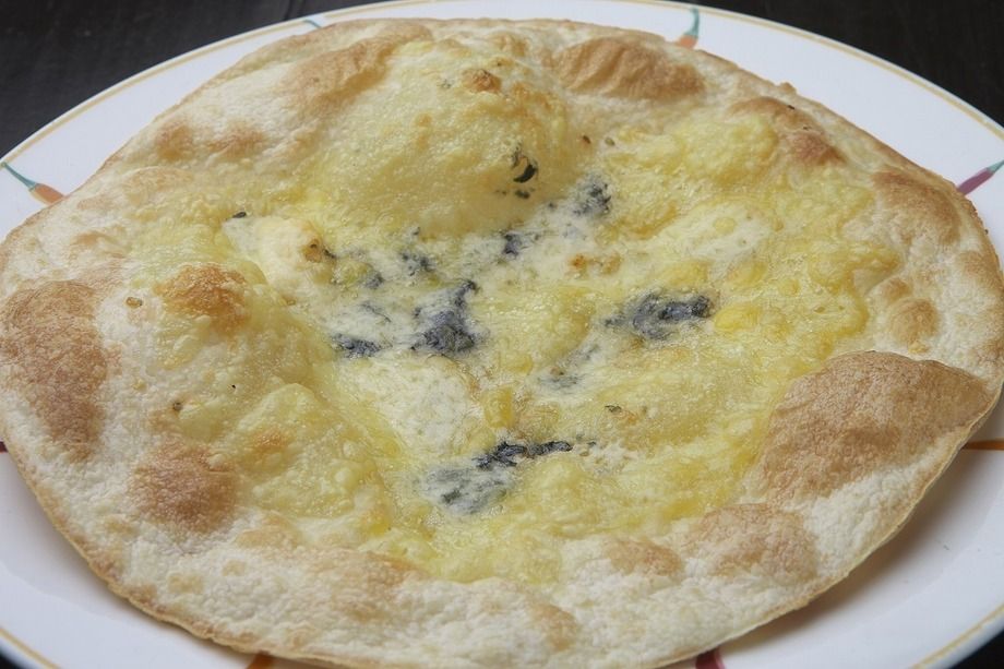 ゴルゴンゾーラチーズのピザ（800円）