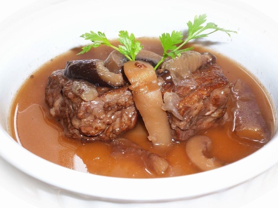 牛肉のやわらかワイン煮（690円）