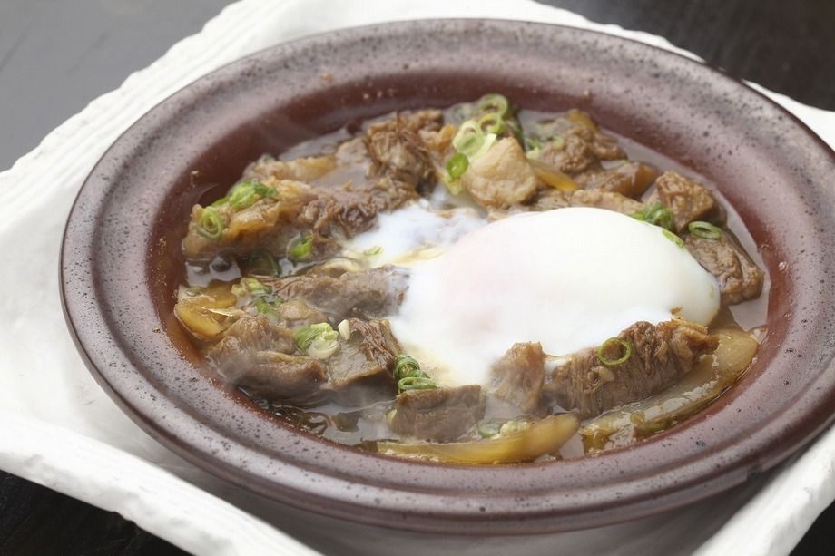 牛すじの陶板焼き ～すき焼き仕立て～（750円）