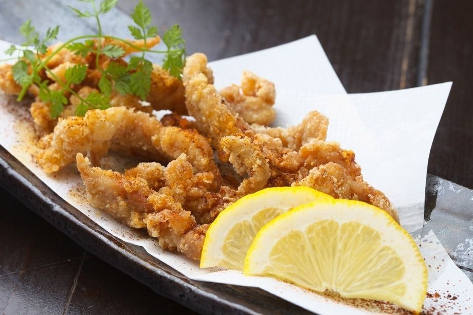 梅鶏せせりピリ辛揚げ（550円）