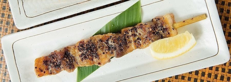 豚バラ肉の黒胡椒焼き串（690円）