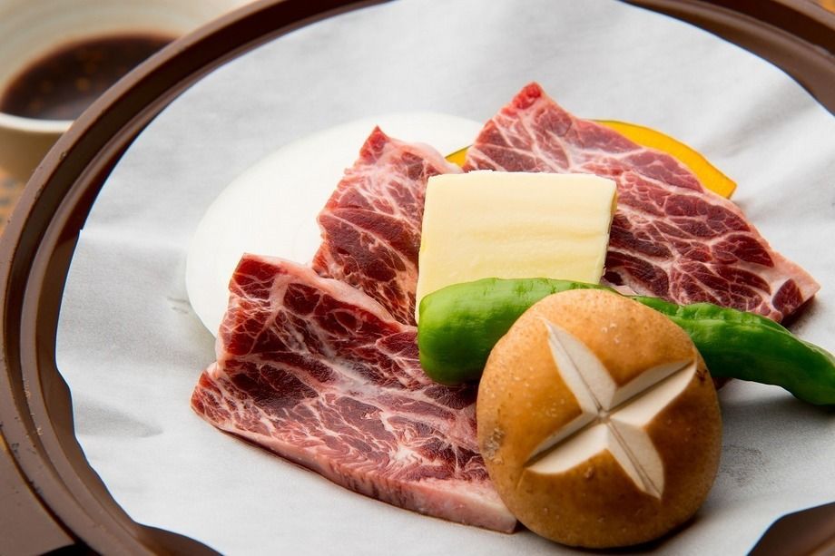 牛霜降りハラミ陶板焼き（650円）