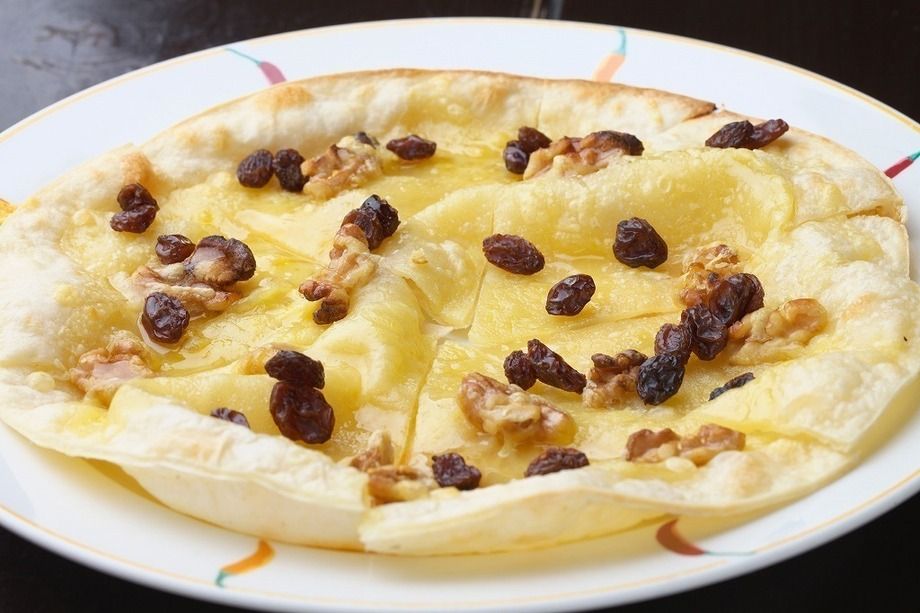 胡桃とレーズンの蜂蜜ピザ（800円）