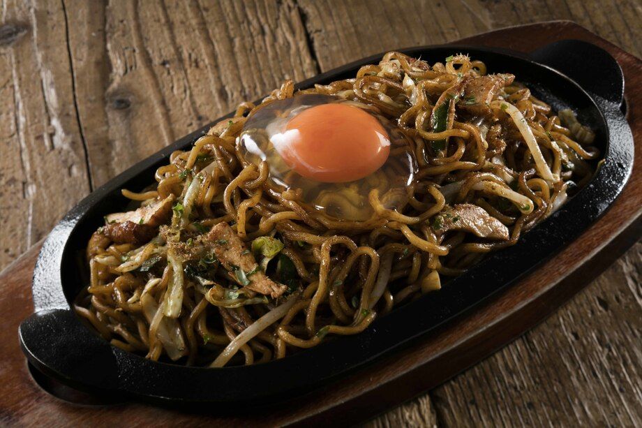 じとっこ焼きそば　濃黄身こだわり卵の目玉のせ（780円）