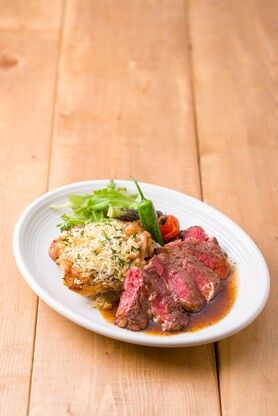 アンガス牛のステーキとチキンの香草パン粉チーズ焼き. ハーフ＆ハーフ盛り合わせ