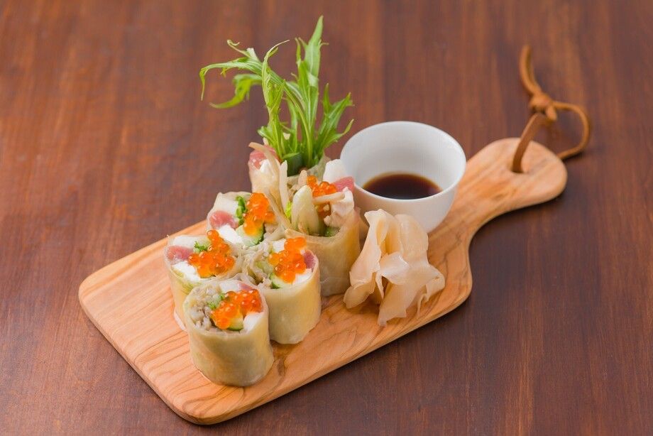 マグロとクリームチーズの生湯葉春巻き