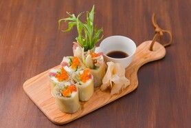 マグロとクリームチーズの生湯葉春巻き