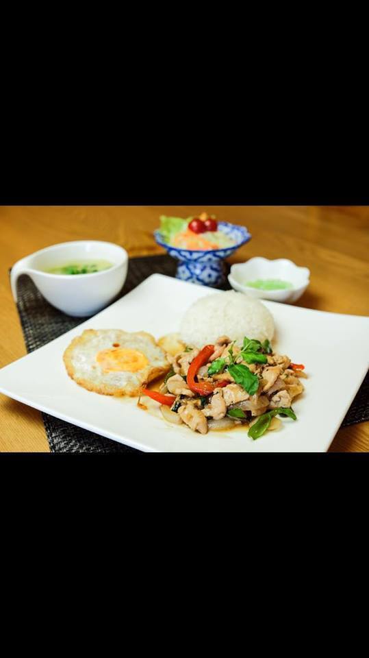 Ｅセット　①ガパオガイ（鶏炒め）　　②ガパオタレー（シーフード）（①８８０円　　②９５０円）