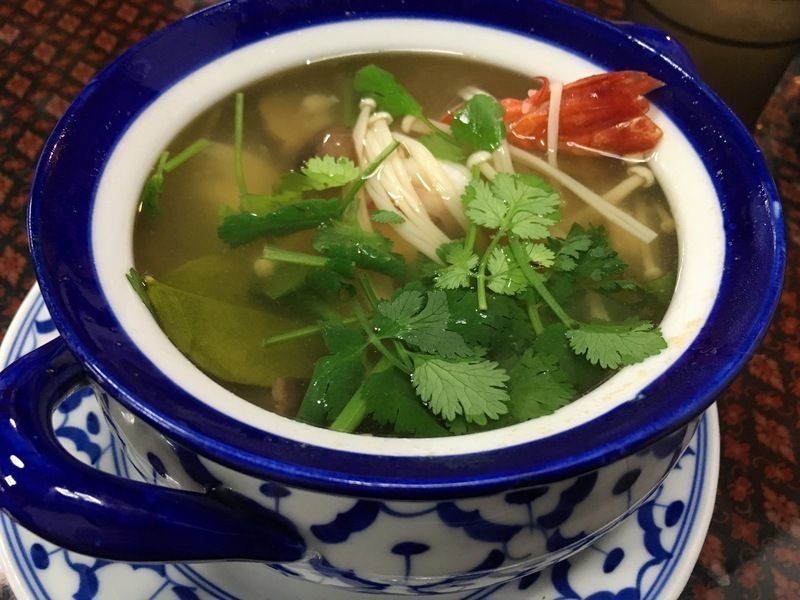 トム・ヤム・ルワムミット　①一人前　②３～５人前（①８９０円　②１８００円）