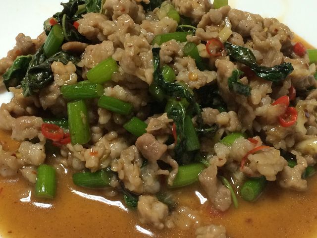 パッ・ガパオ　①ガイ（鶏）　②ムー（豚）　③ヌアー（牛）　④プラームック（イカ）（①８００円　②８００円　③８９０円　④８９０円）