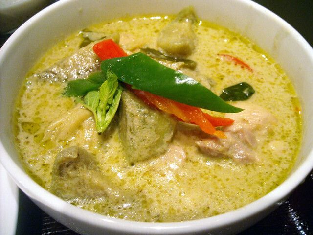 ゲーン・キォワーン　①ガイ（鶏）　②クン（エビ）（①８００円　②８９０円）