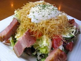 温泉玉子とカリカリベーコンのサラダ