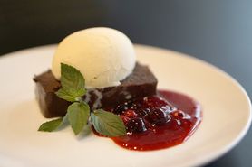 ガトーショコラ　バニラアイスのせ