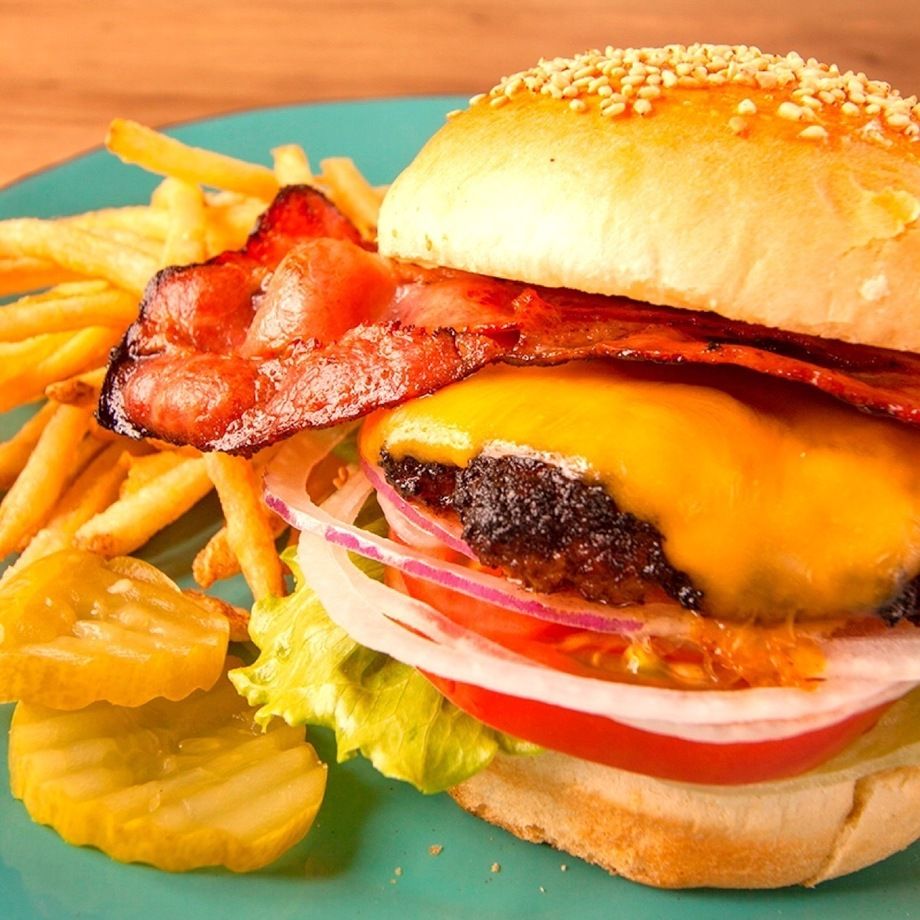 ベーコンチーズバーガー＆フレンチフライとドリンクセット