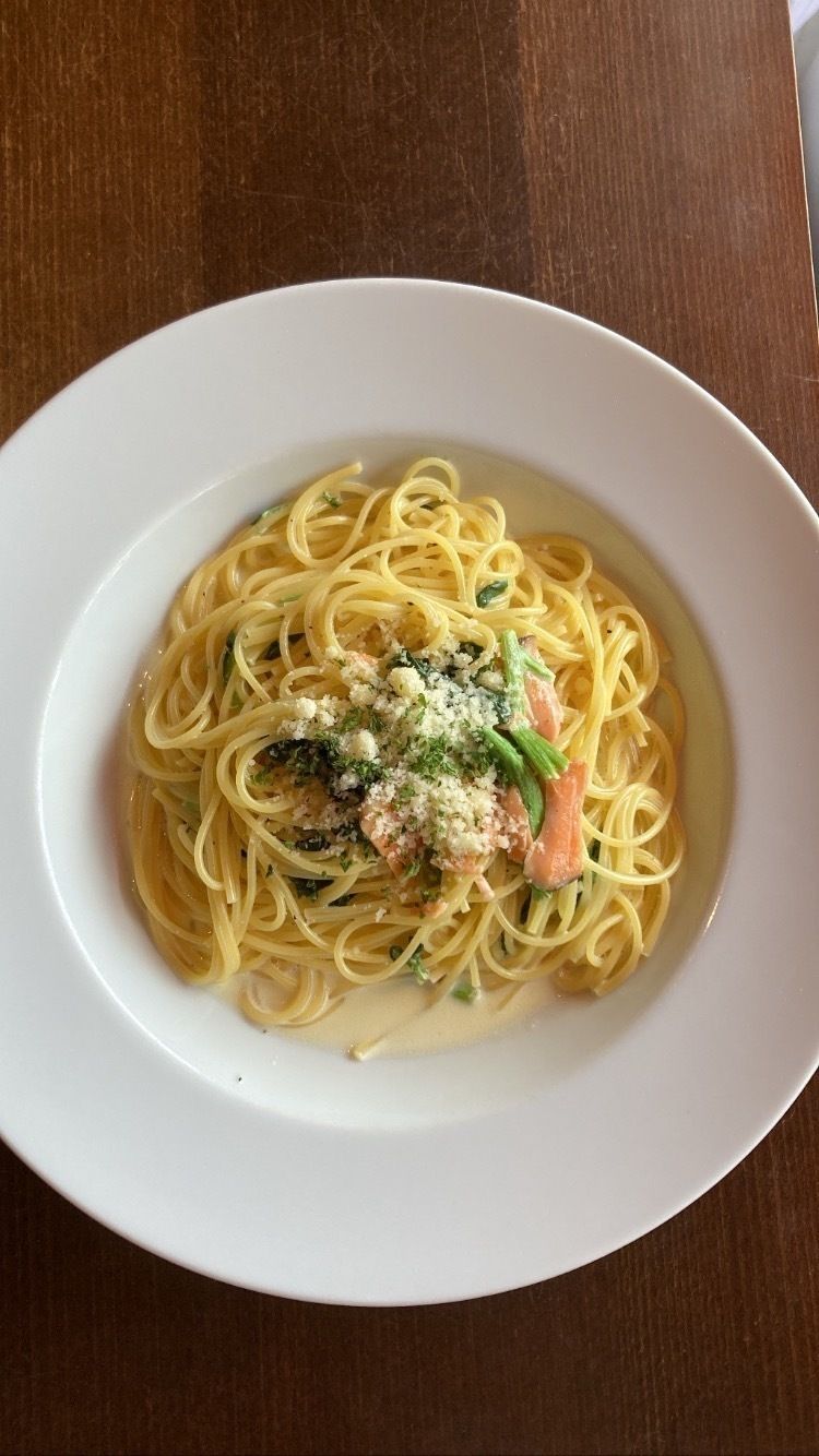 スモークサーモンとほうれん草のクリームソーススパゲッティ