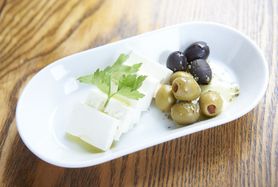 ホワイトチーズとオリーブの盛り合わせ