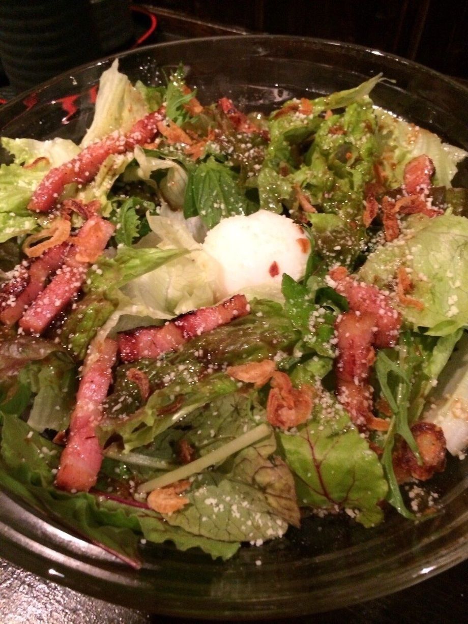 厚切りベーコンと温泉卵のサラダ（680円）