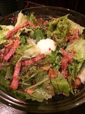 厚切りベーコンと温泉卵のサラダ