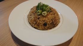 山形牛　黒毛和牛赤身肉　のピラフ　にんにく醬油風味