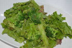 ブロッコリー　玉葱スライス　ミニトマト　とグリーンサラダ