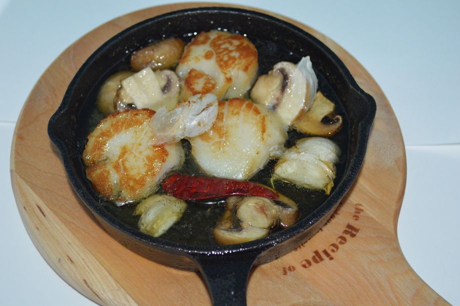 つぶ貝とじゃが芋のアヒージョ
