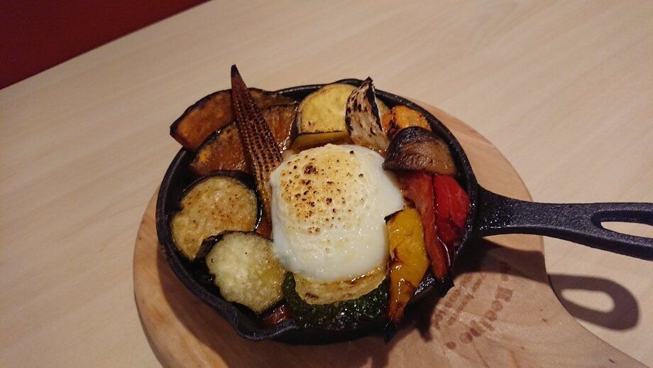 彩り野菜ラタトゥイユ　モッツァレラチーズと目玉焼きあつあつグラタン