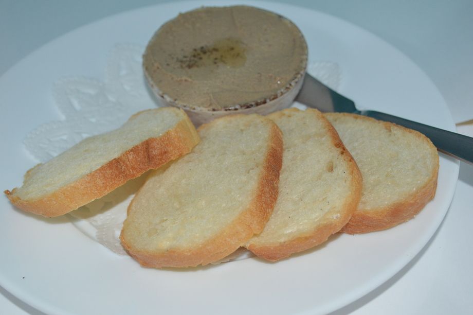 鶏白レバーのムース　バケット添え