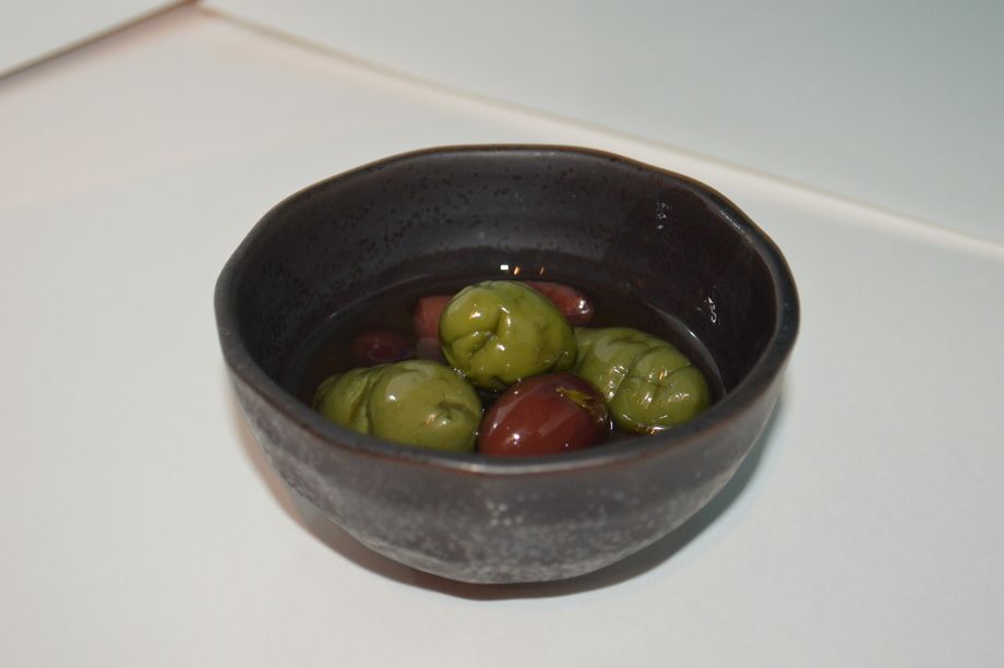 自家製オリーブのマリネ　香草風味