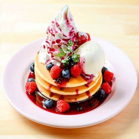 ハワイアンミルフィーユタワーパンケーキ ～ふわふわホイップとバニラアイス添え～