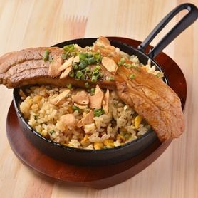 極旨！はみでる豚カルビの鉄板トンテキチャーハン