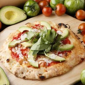 森のバターアボカドのピッツァ