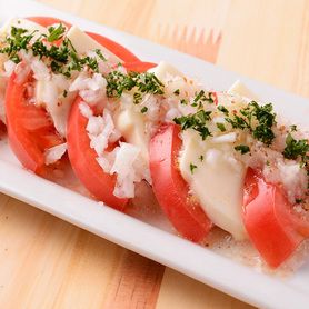 フレッシュトマトのマリネとモッツァレラチーズのカプレーゼ