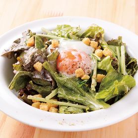 とろとろ温泉玉子のシーザーサラダ