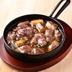 牛サイコロ肉と長葱のアヒージョ