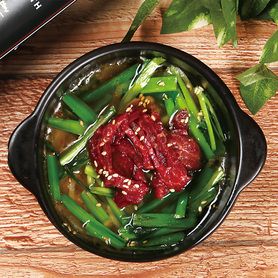 馬肉ユッケの生アヒージョ