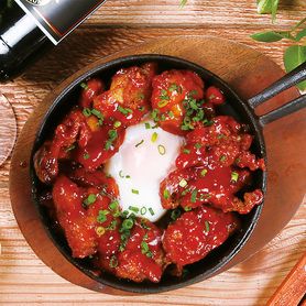 鶏のトマトチリソース～温玉添え～